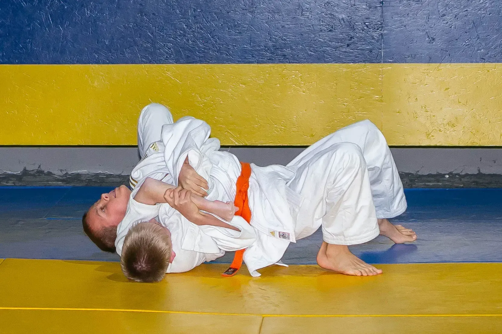 Спортсмени обмінюються рукостисканням після бою