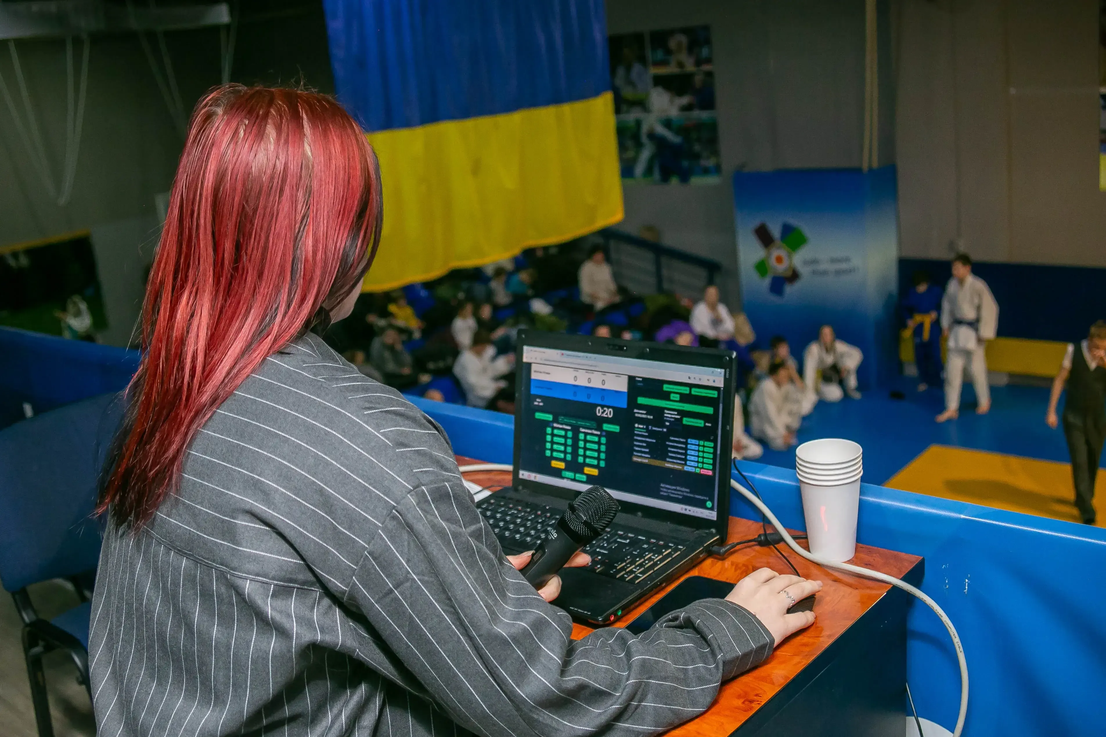 Суддя піднімає руку переможця – дзюдо 2025