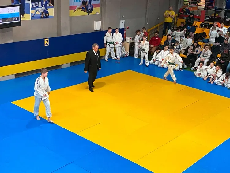 Виход на татамі перед суточкой дзюдо