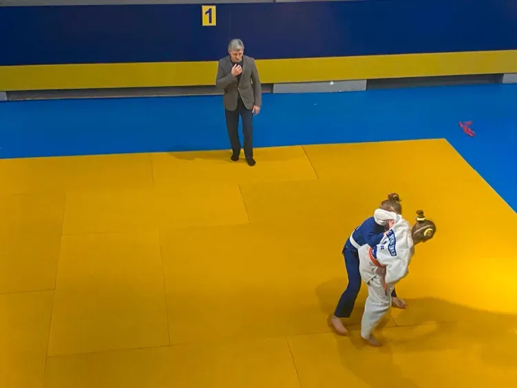 Напружений момент сутички на татамі у дівчат