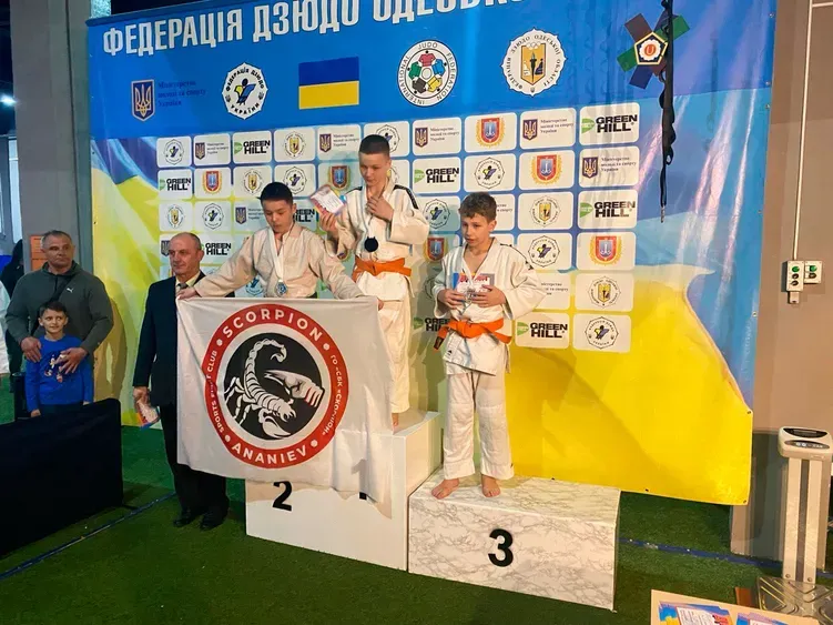 Фото учасників із кубками та медалями дзюдо