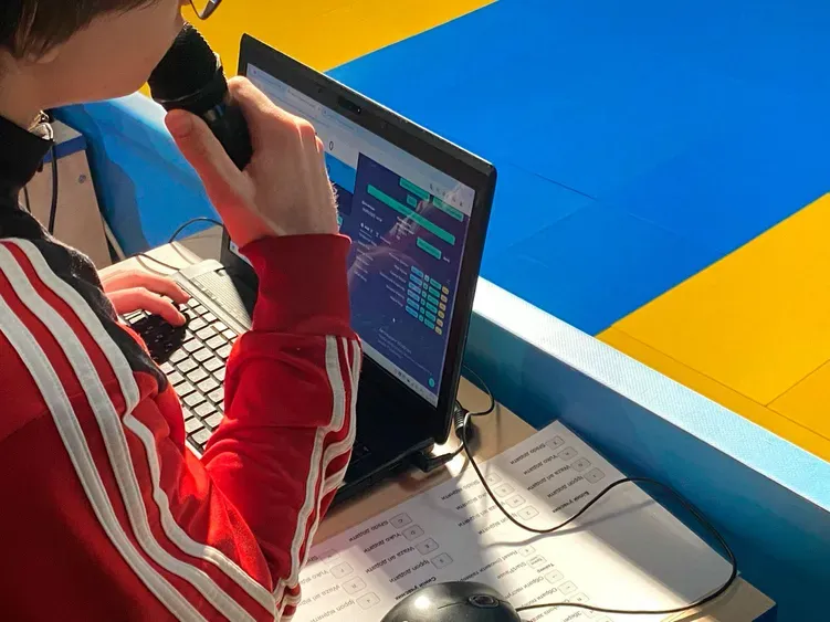 Дзюдоїсти вітають один одного після бою дзюдо