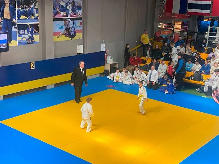 Судді  стежать за сутичкою дзюдо