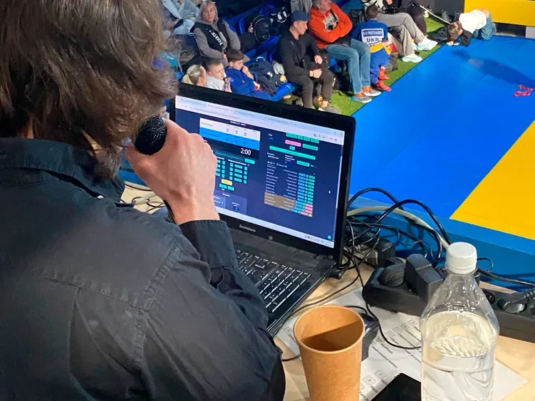 Робота суддів за комп’ютерами та табло