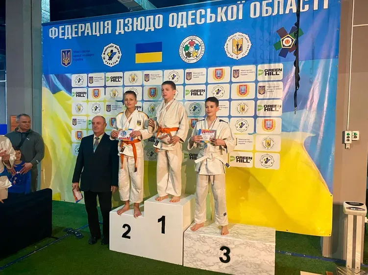 Фото учасників із кубками та медалями