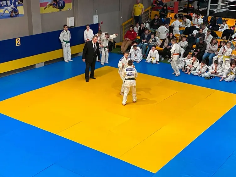 Виход на татамі перед суточкой дзюдо