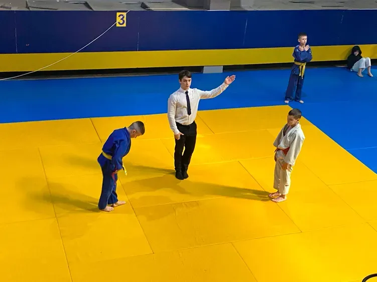 Судді уважно стежать за сутичкою дзюдо