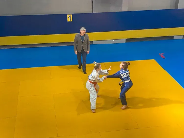 момент сутички на татамі у дівчат дзюдо