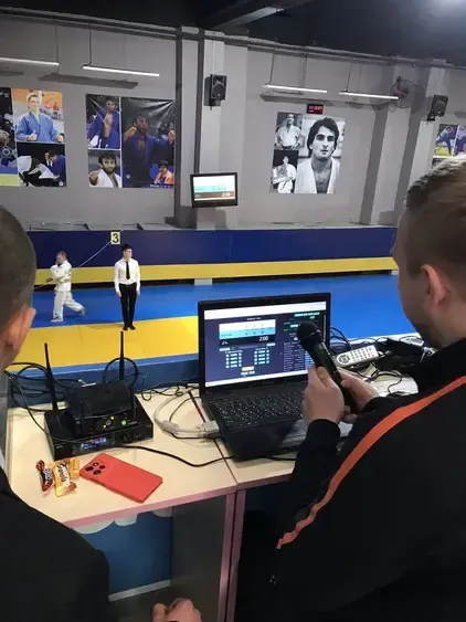 Суддя працює за комп'ютером з програмою автоматизованого проведення турнірів з дзюдо