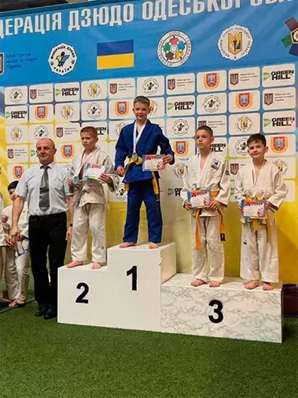 Юні спортсмени на п'єдесталі пошани